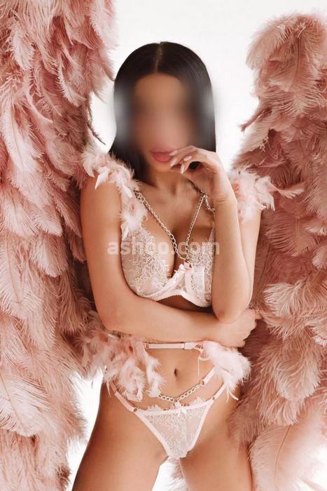 Ночные бабочки у метро: За кулисами интимного досуга